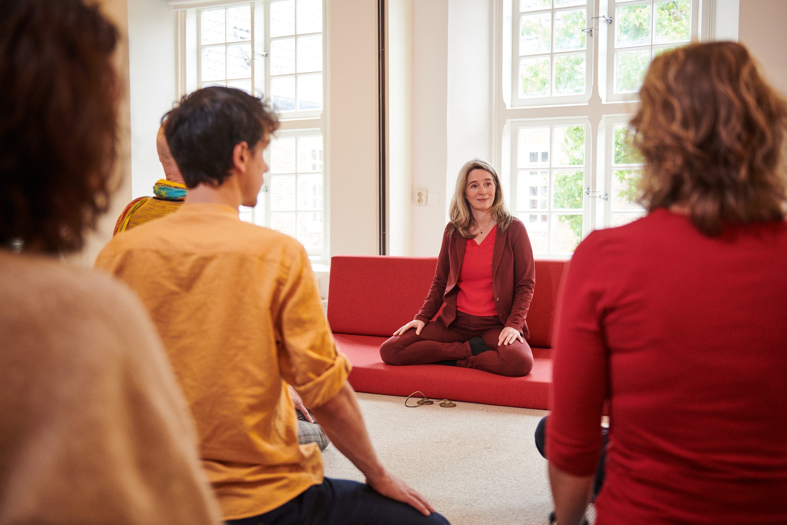 Deelnemers tijdens een begeleide meditatie in een groepsbijeenkomst van Zijnsoriëntatie
