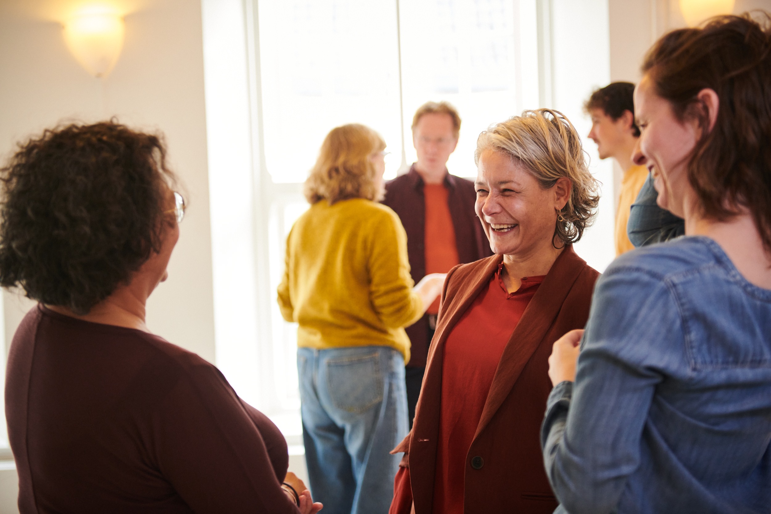 Deelnemers in gesprek tijdens een groepsbijeenkomst van Zijnsoriëntatie